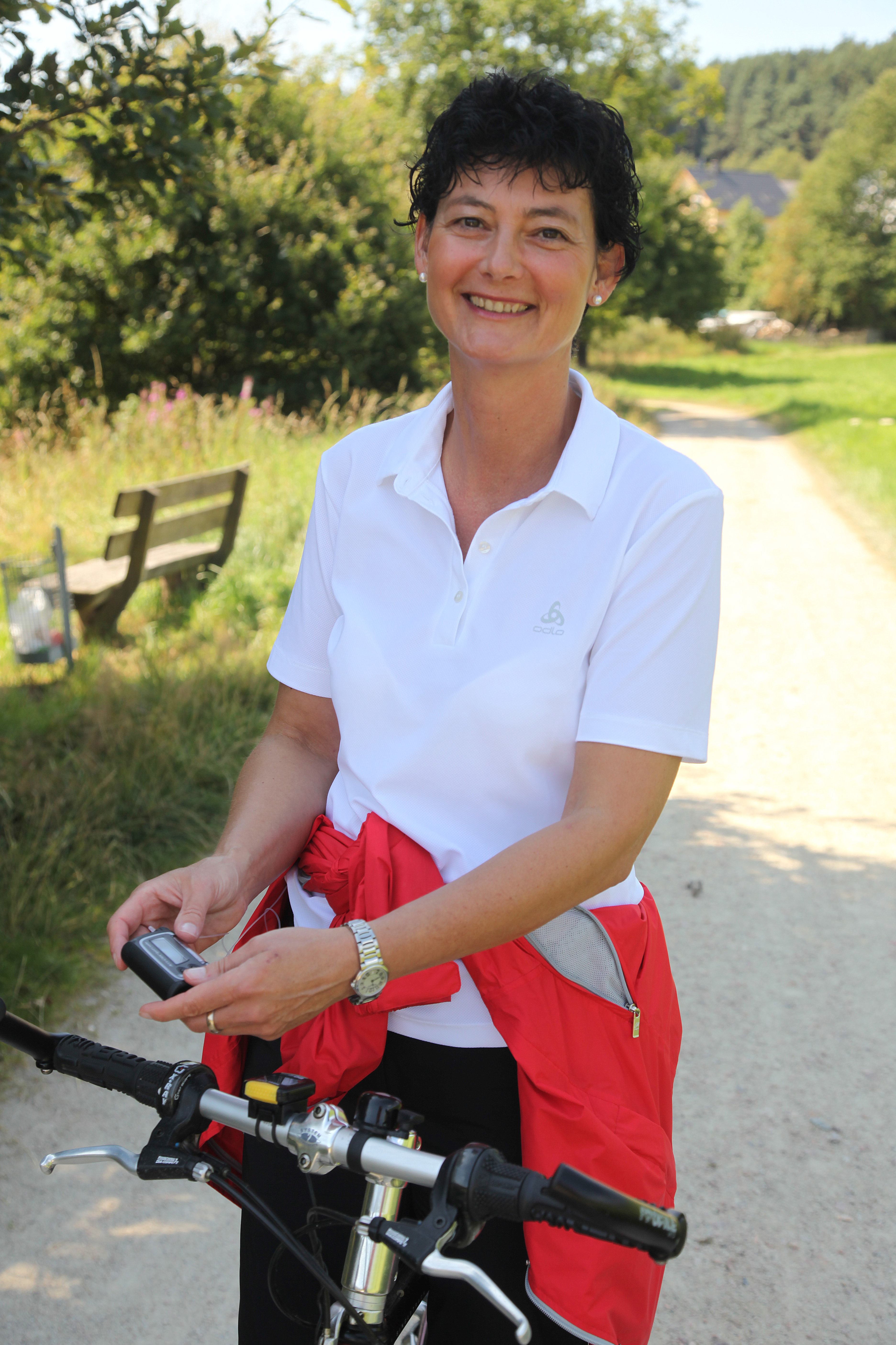 Gaby Stoll ist mit dem Fahrrad unterwegs